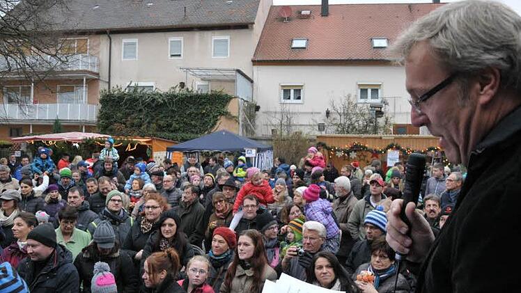 Bürgermeister Klaus Schumann bei der Begrüßung Fotos: Roland Meister