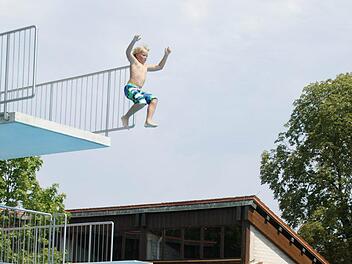 Auch der Mut, aus fünf Metern zu springen, wurde beim "Arschbombenwettbewerb" der BSJ belohnt.