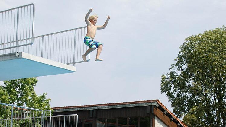 Auch der Mut, aus fünf Metern zu springen, wurde beim "Arschbombenwettbewerb" der BSJ belohnt.