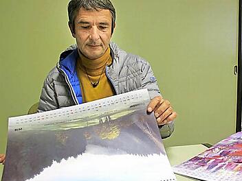 Martin Ludwig präsentiert seinen Frankenwald-Kalender, rechts daneben liegt der Kronach-Kalender. Foto: Igler