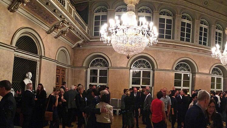 Ort der Kunst und des gesellschaftlichen Dialogs: Blick in den Spiegelsaal des Landestheaters Coburg. Fotos: Jochen Berger