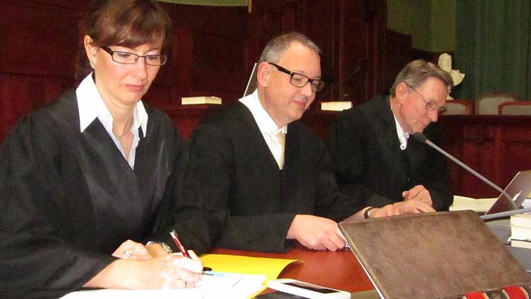 Neues Gesicht auf der Nebenklagebank: Rechtsanwältin Julia Hoffmann vertritt neuerdings eine Enkelin des Angeklagten. Hoffmann unterhält in Worms mit Rechtsanwalt Frank K. Peter (Mitte), dem Beistand der Hauptbelastungszeugin, eine Bürogemeinschaft. Rechts Rechtsanwalt Wolfram Schädler aus Wiesbaden, der neben der anderen Enkelin mit deren Freundin eine zweite Mandantin dazubekommen hat. Foto: Stephan Tiroch