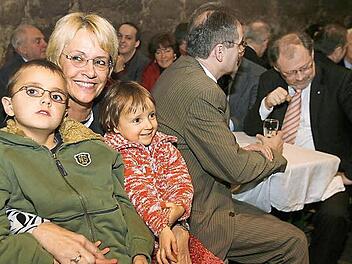 Seid umschlungen, ihr Enkel, ihr seid eine Freude: Susanne Kastner mit Janick und Mayra. Die sind mittlerweile genau zehn Jahre älter. Ein Bild von der Geburtstagsfeier in der Kellerburg. FT-Archivfoto: Barbara Herbst
