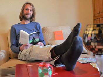 Patrick Sünkel liest gerne aus seinen Büchern vor. Tochter Momo ist sein größter Fan. Foto: Sandra Hackenberg