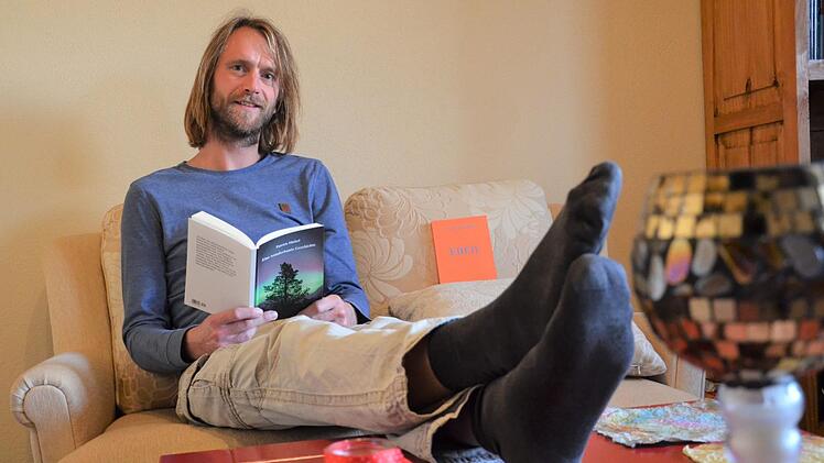 Patrick Sünkel liest gerne aus seinen Büchern vor. Tochter Momo ist sein größter Fan. Foto: Sandra Hackenberg