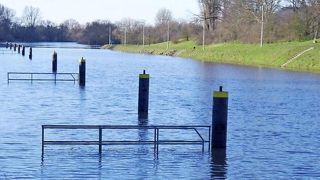 Malerisch schaut es aus. Das gegenw&auml;rtige Hochwasser des Mains ist noch lange nicht problematisch. Unser Bild entstand an der Schleuse in Limbach. Foto: Julia Scholl