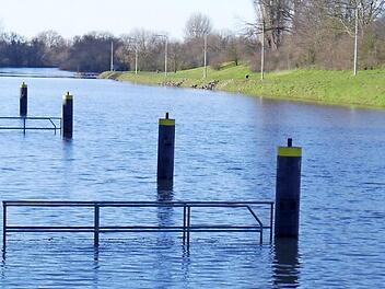 Malerisch schaut es aus. Das gegenwärtige Hochwasser des Mains ist noch lange nicht problematisch. Unser Bild entstand an der Schleuse in Limbach. Foto: Julia Scholl