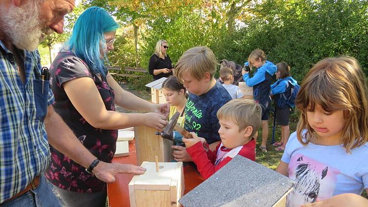 Das Bauen von Nistkästen war im vergangenen Jahr eine tolle Idee, die Kinder des Ortes für die Arbeiten des Vereins in Sachen Natur und Garten zu begeistern.  Fotos: Udo Sell