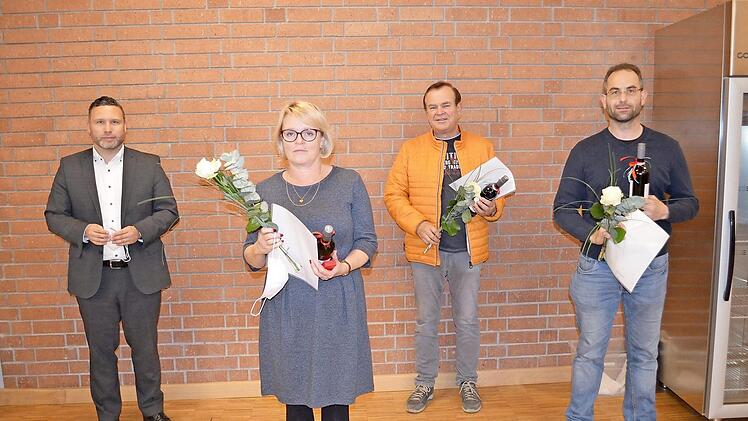 Bürgermeister Martin Finzel (links) ehrte in der Gemeinderatssitzung auch Blutspender (von links): Sabine Reinhardt, Hubert Bohl und Marco Goldhammer