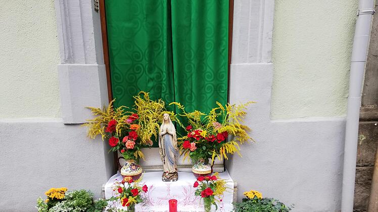 Einige Hausbesitzer halten noch die Tradition am Leben, ihre Hauseingänge oder Fenster mit Marienbildern und Blumen reich zu schmücken.