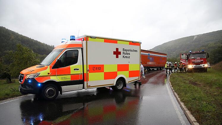 Schneeberg: Transporter kracht in Lkw - 52-J&auml;hriger bei Unfall schwer verletzt