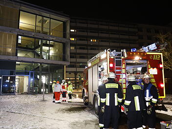 Brand in Klinik-Zimmer: Zwei Stationen müssen evakuiert werden
