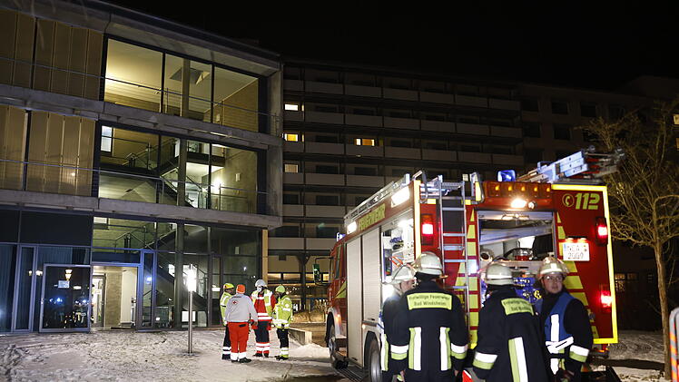 Brand in Klinik-Zimmer: Zwei Stationen müssen evakuiert werden