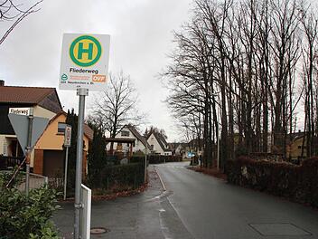 Die Schüler warteten am Montagmorgen an der Haltestelle Fliederweg in Kersbach vergeblich auf den Bus der Linie 264 Richtung Paradeplatz.