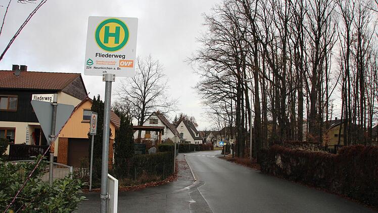 Die Schüler warteten am Montagmorgen an der Haltestelle Fliederweg in Kersbach vergeblich auf den Bus der Linie 264 Richtung Paradeplatz.