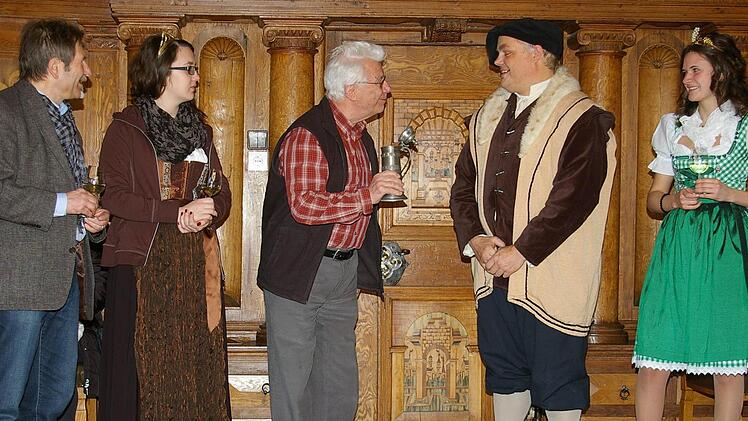 Kalle aus Hamburg genießt den Wein aus der Kandel und lobt das touristische Angebot der Region. Walter Vierrether, Weinprinzessin Anna-Lena, Hofrat Jürgen Reitmeier und Weinprinzessin Esther (v. links) sind davon sichtlich angetan. Fotos: Müller