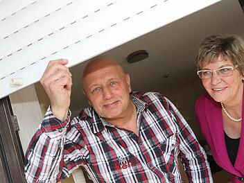 Harald und Georgine Demel lassen am Sonntag die Rollos herunter - als Zeichen für die Polizei, dass das Haus geräumt ist.  Foto: Matthias Hoch