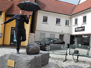 Egal, wie das Wetter gerade ist - der Brunnen in der Lichtenfelser Badgasse ist immer der Lieblingsplatz von Markus Seubert.  Foto: M. Häggberg