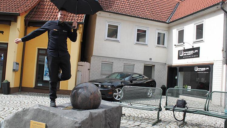 Egal, wie das Wetter gerade ist - der Brunnen in der Lichtenfelser Badgasse ist immer der Lieblingsplatz von Markus Seubert.  Foto: M. Häggberg