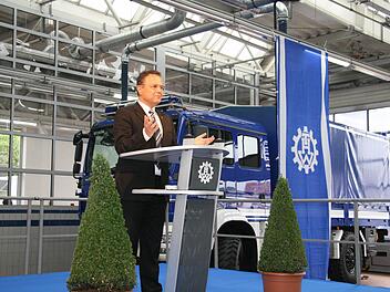 Innenminister Hans-Peter Friedrich ist stolz auf "die Blauen". Das THW ist direkt dem Bundesinnenministerium unterstellt. In Kronach sind 120 ehrenamtliche im THW engagiert, davon 30 Jugendliche. Fotos: Adam