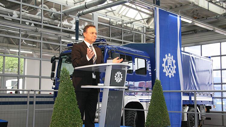 Innenminister Hans-Peter Friedrich ist stolz auf "die Blauen". Das THW ist direkt dem Bundesinnenministerium unterstellt. In Kronach sind 120 ehrenamtliche im THW engagiert, davon 30 Jugendliche. Fotos: Adam