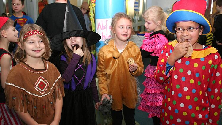 Clowns, Indianer, Elfen, Hexen und auch ihre Lehrer hatten großen Spaß beim Zeugnisfest. Fotos: Evi Seeger