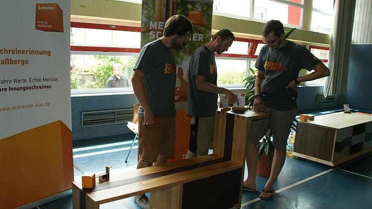 Mit seiner Garderobenbank gewann Moritz Werb den Wettbewerb "Die schöne Form". Seinen bisherigen Mit-Azubis Ulrich Spengler und Johannes Stretz (von rechts) erläuterte er die handwerklichen Details.
