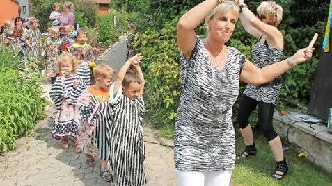 Angeführt von Leiterin Anett Korn zogen die Jungen und Mädchen des Kindergartens Schneckenlohe in afrikanischer Kleidung auf den Festplatz.  Foto: Herbert Fischer