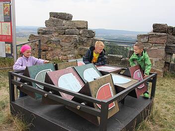 Kinder haben mit einem Adligen-Puzzle im Burgeninformationszentrum in der Ruine Altenstein schon ihren Spaß, ehe sie zum Handy greifen und die nächsten Ruinen "erobern". Foto: Ralf Kestel