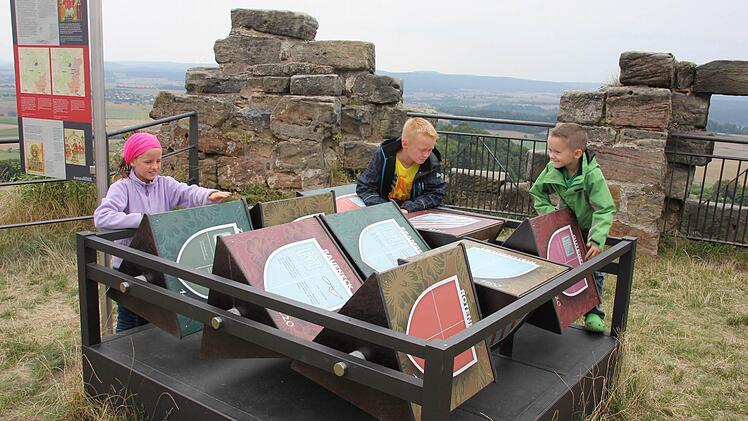 Kinder haben mit einem Adligen-Puzzle im Burgeninformationszentrum in der Ruine Altenstein schon ihren Spaß, ehe sie zum Handy greifen und die nächsten Ruinen "erobern". Foto: Ralf Kestel