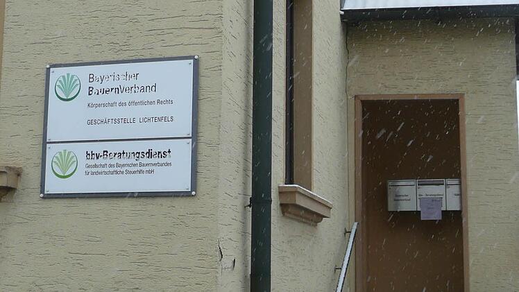 Die Tage der BBV-Geschäftsstelle in der Dr.-Martin-Luther-Straße in Lichtenfels sind gezählt. Ein Zettel an der Tür verweist auf den bevorstehenden Umzug. Am 7. Januar wird hier der Lkw vorfahren. Foto: Popp
