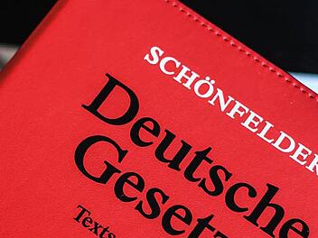 An alle diese Regeln, die in diesem dicken, roten Buch festgehalten sind, hat sich der Angeklagte wohl nicht gehalten. Er wurde wegen Betrug verurteilt.  Symbolfoto: Christopher Schulz