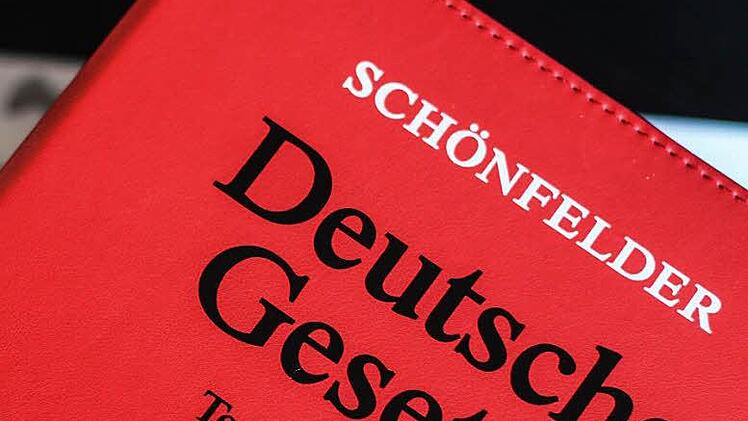 An alle diese Regeln, die in diesem dicken, roten Buch festgehalten sind, hat sich der Angeklagte wohl nicht gehalten. Er wurde wegen Betrug verurteilt.  Symbolfoto: Christopher Schulz