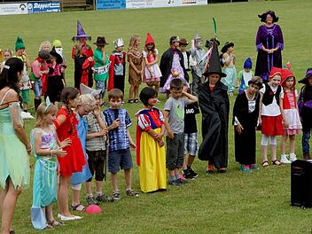 Die Buben und Mädchen beim Aufmarsch von ihren Klassenzimmern auf den "grünen Laufsteg".