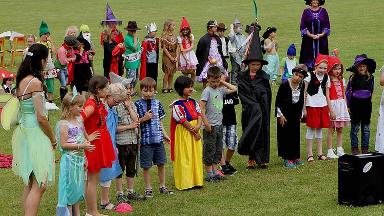 Die Buben und Mädchen beim Aufmarsch von ihren Klassenzimmern auf den "grünen Laufsteg".