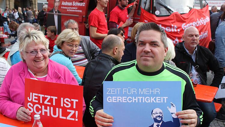 Irene und Karl Weichlein sind trotz Schulz-Schildern unentschlossen. Foto: Sebastian Martin