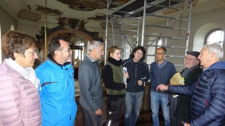 Von der Empore aus wurden die zahlreichen Risse in der Kirchendecke besonders deutlich. V.l.: Monika Mauer, Richard Schleier, Burkard Ziegler, Annegret Schwarze, George Hille, Mathias Heuring, Lutz Parisek, Dieter Federlein.