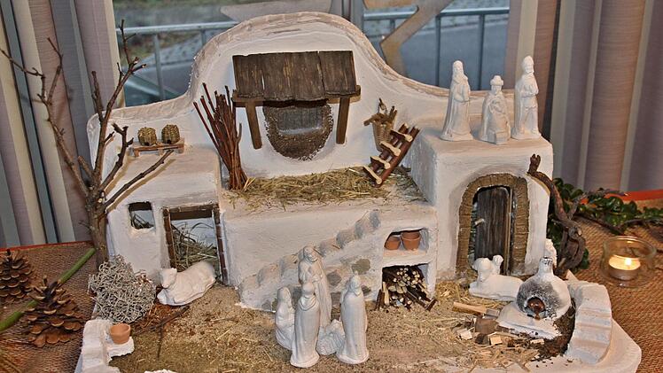 Sie fällt etwas aus dem Rahmen. Eine Krippe geformt aus Gips. Foto: Helmut Will