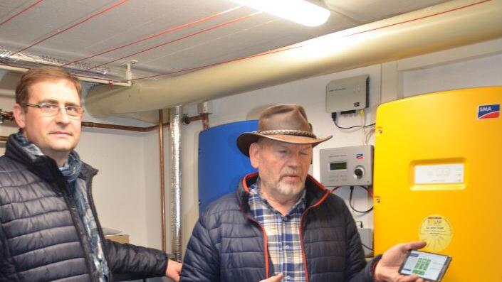 Auf ganzen drei Metern im Keller des Hauses spielt sich die Speicherung und Steuerung der Sonnenenergie, inklusive Warmwasseraufbereitung, ab. Unten rechts: der Stromspeicher (Batterie).