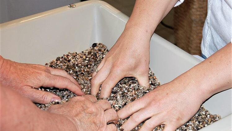 Ganz unspektakulär: Bei Sensibilitätsstörungen hilft der Griff in angewärmte Aquariumkieselsteinchen aus dem Baumarkt. Foto: Sigismund von Dobschütz