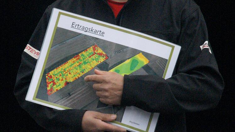 Jörg Deinlein, Landwirt aus Neudorf/Scheßlitz erläuterte den Bauern aus den Landkreisen Bamberg und Forchheim "Landwirtschaft 4.0" in der Praxis. Joseph Beck