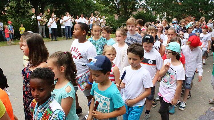Der Einzug der Grundschüler mit der Weismainer Blasmusik   Foto: Roland Dietz