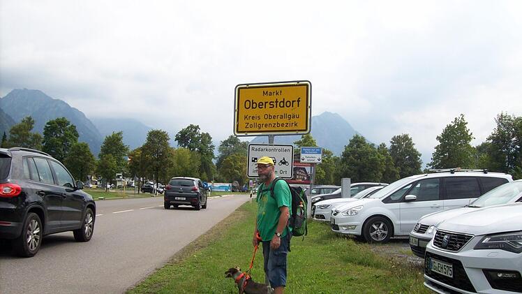 Das Beweisfoto: Wanderer Hofmann und Hündin Stella am Ziel.