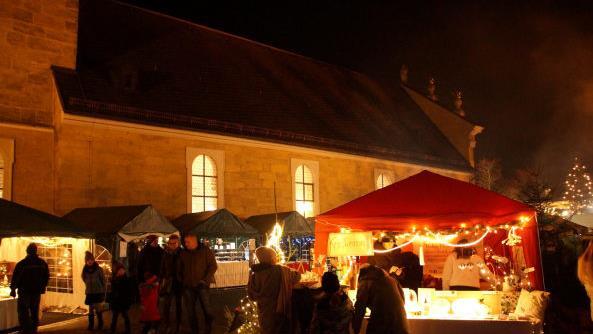 Weihnachtsmarkt im Schatten der Memmelsdorfer Kirche Foto: Joseph Beck