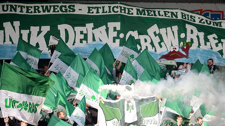 Viele Kleeblatt-Fans wünschen sich den Namen SpVgg Fürth zurück. Foto: Daniel Bockwoldt/dpa