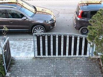 Zugeparkte Hofeinfahrten  stehen in der Forchheimer Schützenstraße auf der Tagesordnung.p