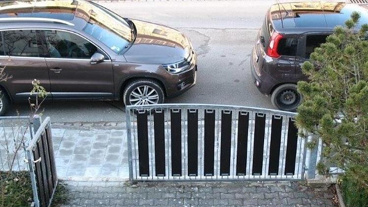 Zugeparkte Hofeinfahrten  stehen in der Forchheimer Schützenstraße auf der Tagesordnung.p