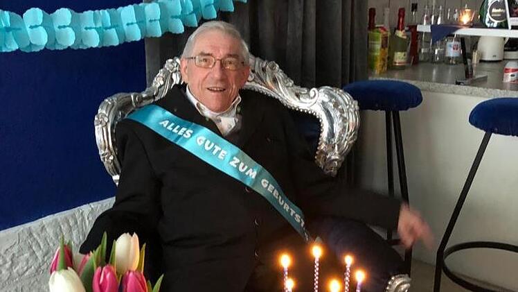 Gleich nach der B&uuml;ro-Er&ouml;ffnung von Lachfalten und Menschen f&uuml;r Menschen war die Ehrenloge schon besetzt:    Albrecht Neugebauer aus Aschach feierte  dort seinen 75. Geburtstag. Und bekam sogar spontan ein St&auml;ndchen.