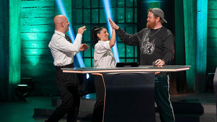 Stöckle gewann nicht nur den Kochgang, sondern mit "Team Elif" auch das zweite Quiz. Folge: Henssler & Co. verloren zwei Minuten ihrer Finalzeit.