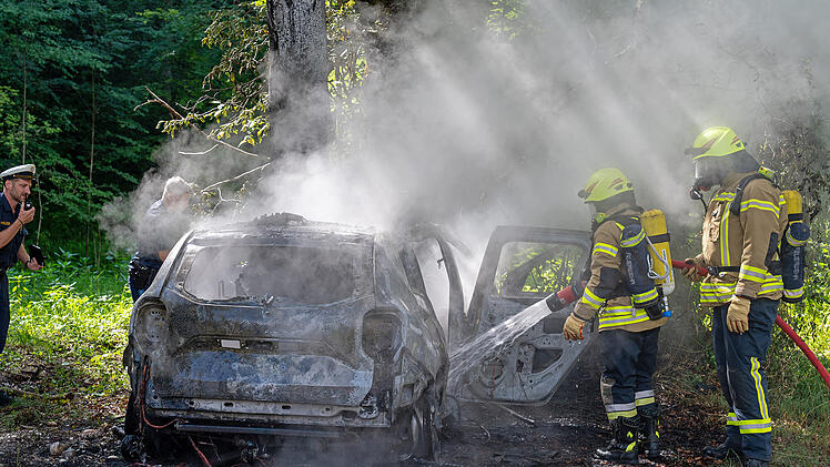 19-J&auml;hriger stirbt bei Marktschellenberg: Auto prallt gegen Baum und brennt aus